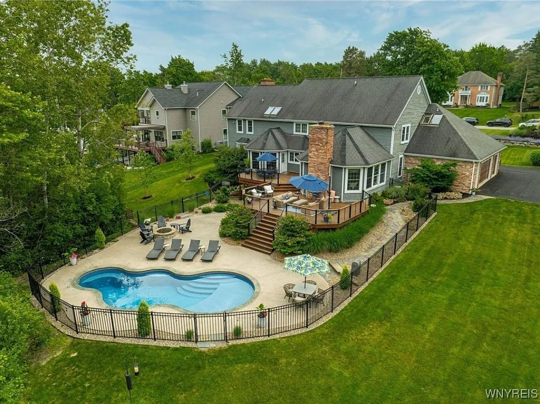 60 Kettle Run, East Aurora, NY 14052